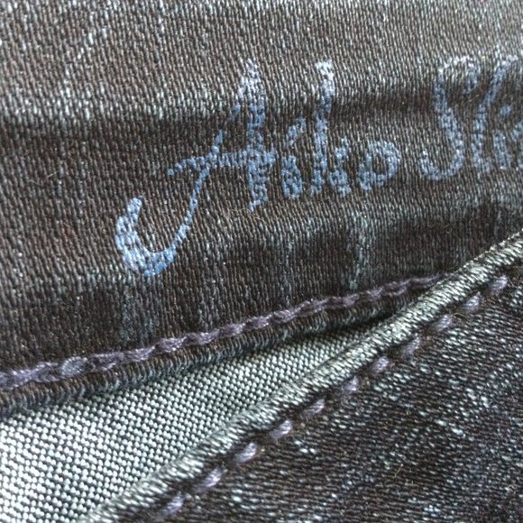 Silver Jeans W28 Cut Offs Low Rise Dark Denim - Picture 3 of 8